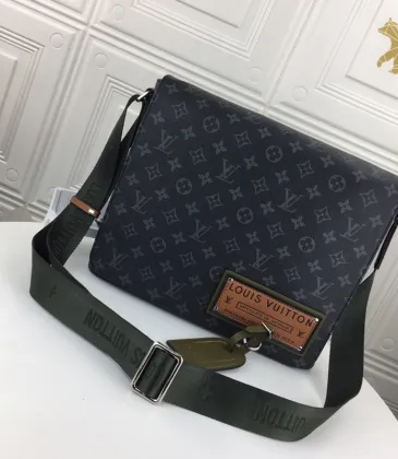 Louis Vuitton District Message Bag for Men #999931713